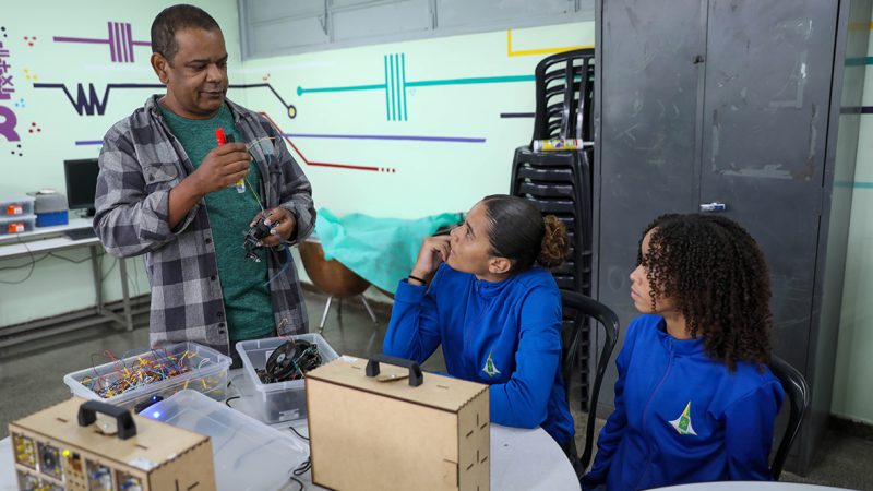 Estudantes aprendem ciência e tecnologia com autonomia no programa Steam Maker