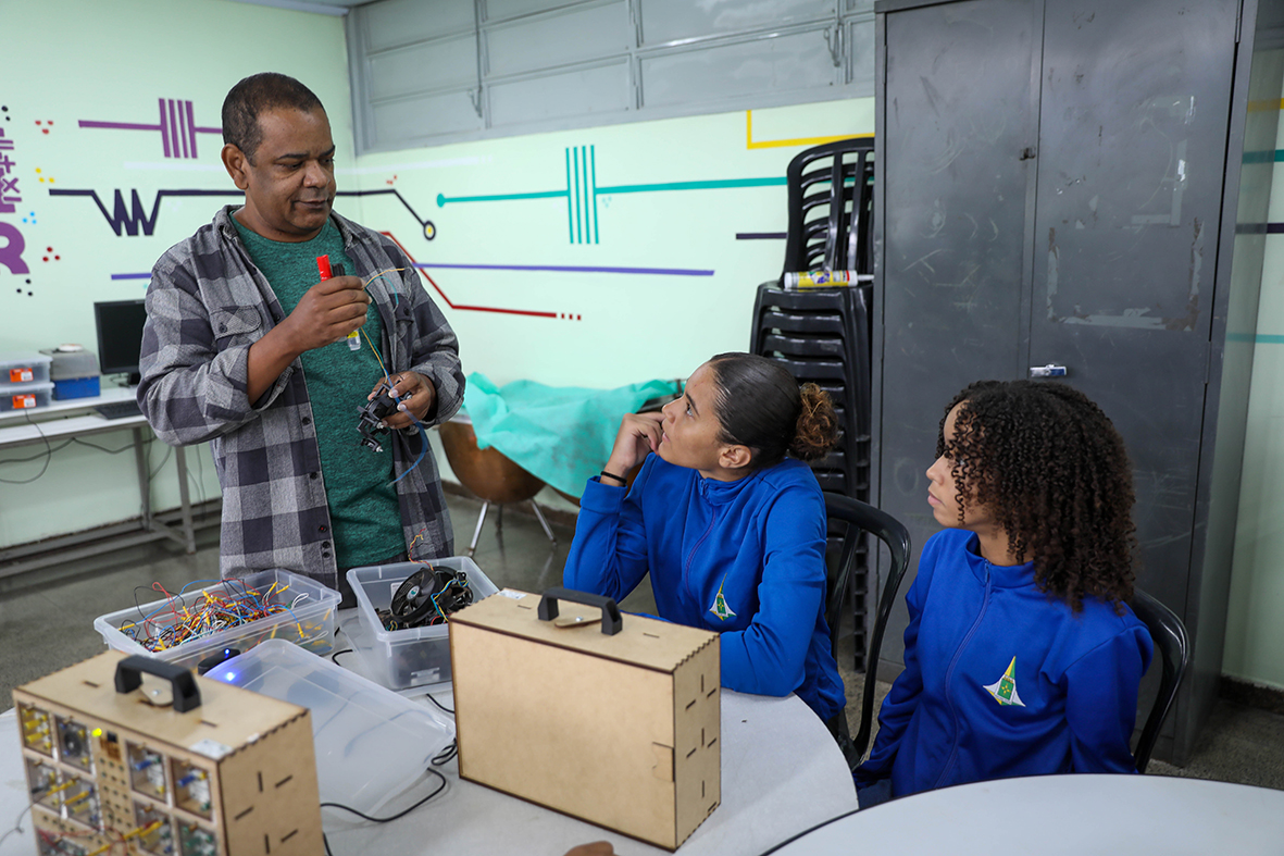 Estudantes aprendem ciência e tecnologia com autonomia no programa Steam Maker