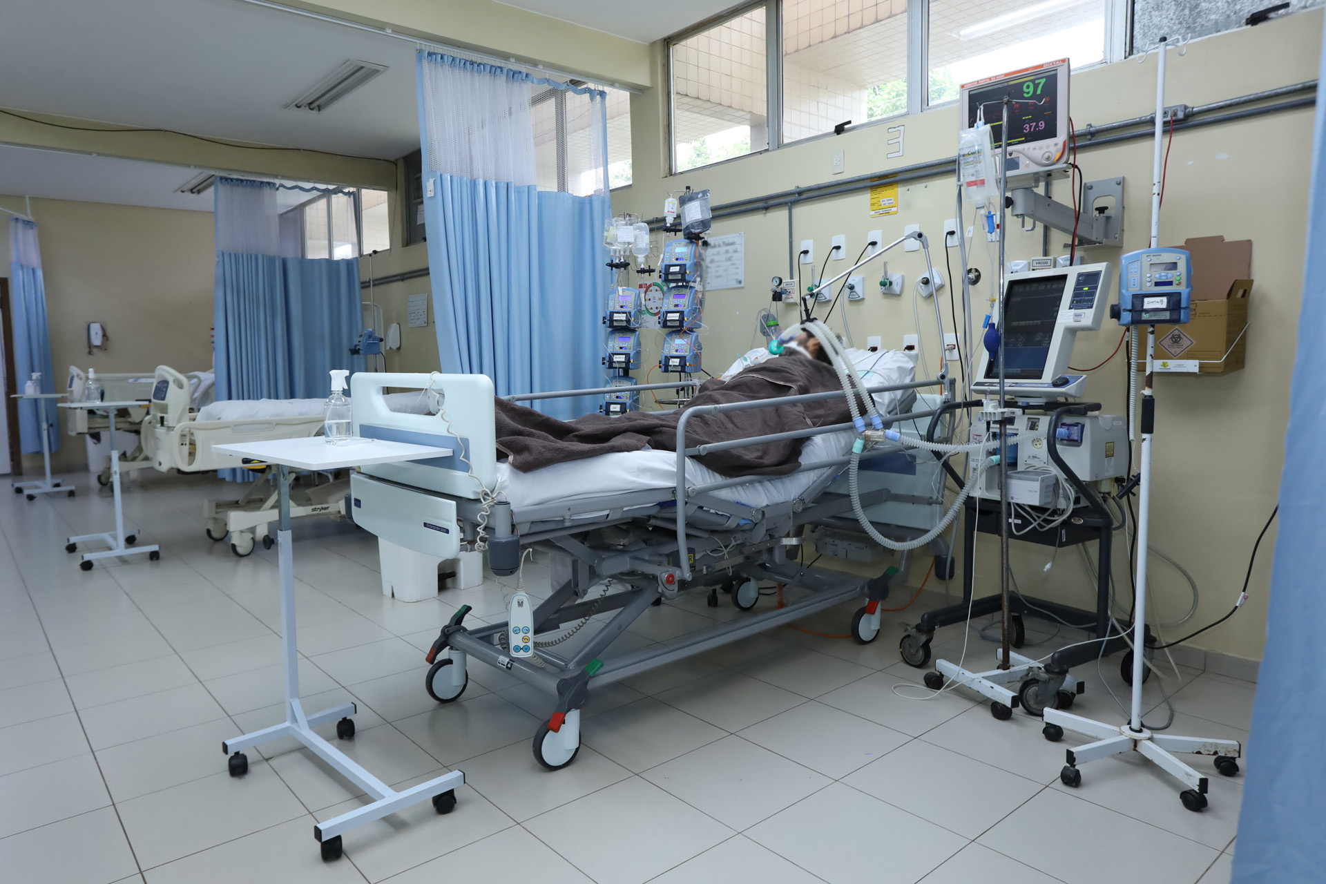 Saúde do DF abre credenciamento para ampliar leitos de UTI