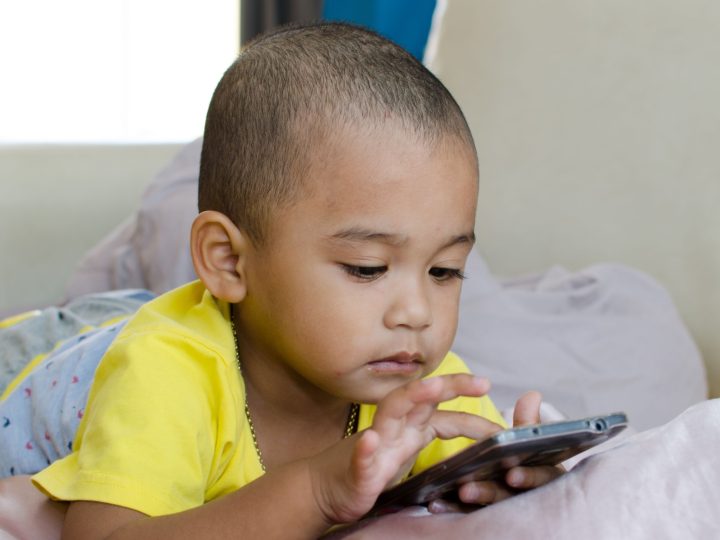 Uso excessivo de telas prejudica desenvolvimento infantil
