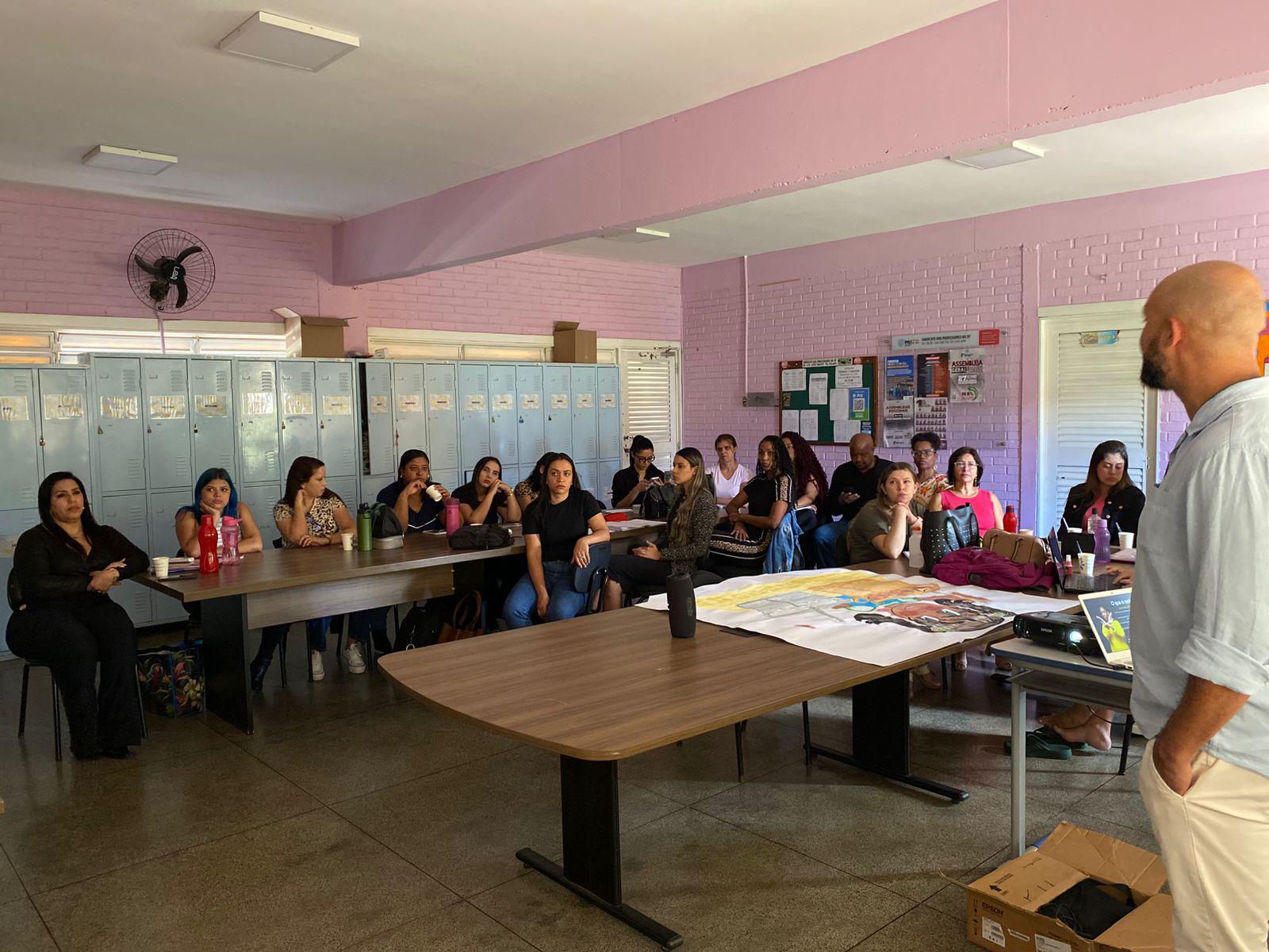 Escolas de Ceilândia e Samambaia recebem curso essencial de letramento racial