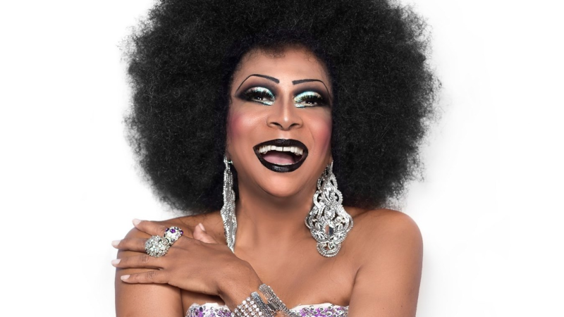 Silvetty Montilla ilumina o palco do Comédia Drag no Teatro Nacional