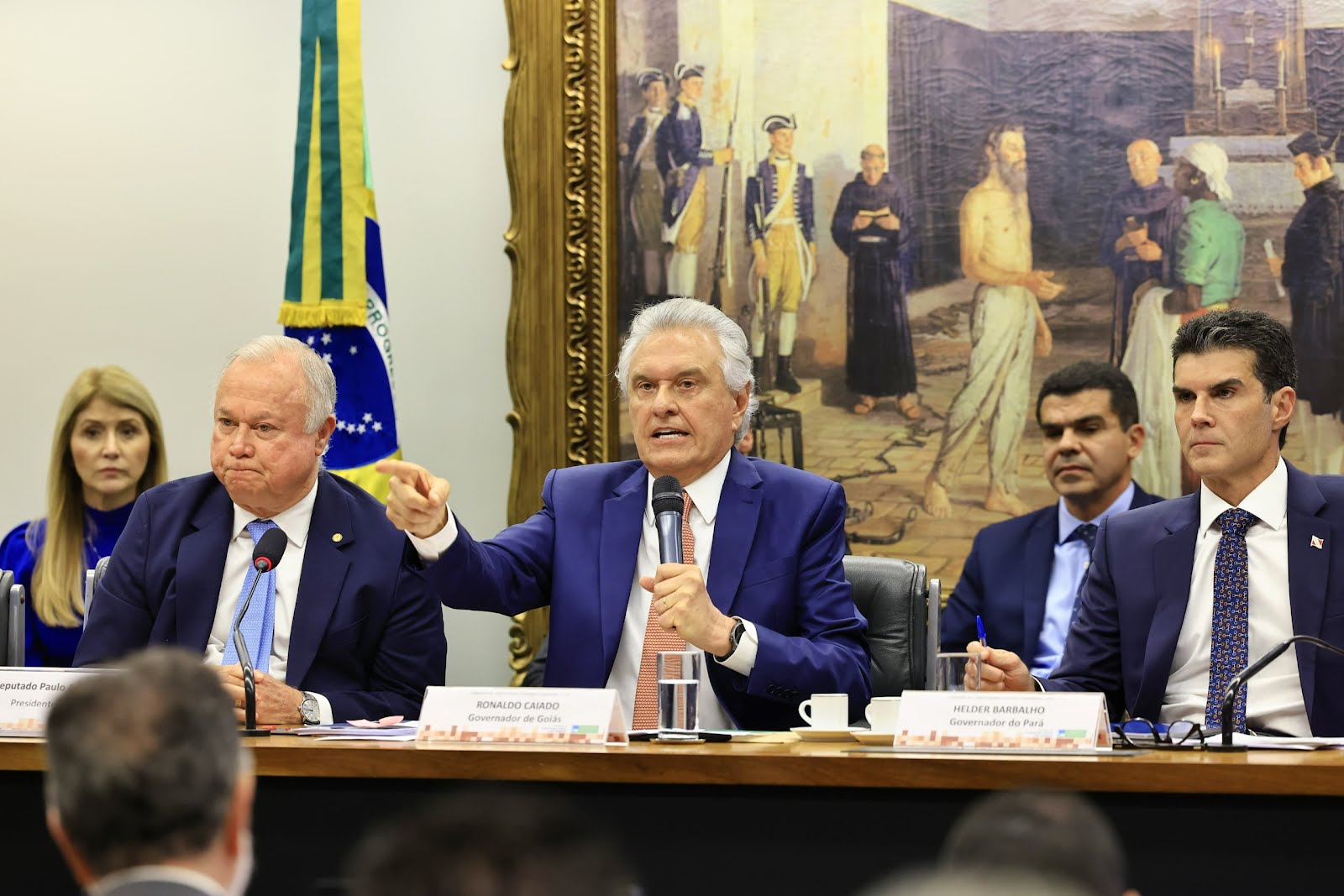 Caiado alerta para o perigo das facções no Brasil em audiência na Câmara