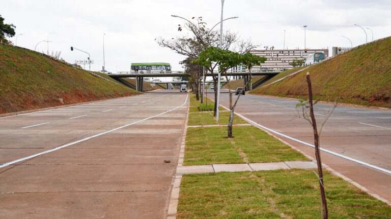 Pavimento foi todo reformado, tendo as placas de concreto substituídas e o rejunte trocado | Foto: André Lima/DER-DF