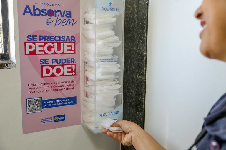 Campanha "Absorva o Bem" leva dignidade menstrual a mulheres do DF