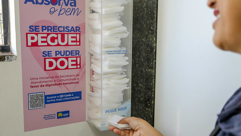 Campanha “Absorva o Bem” leva dignidade menstrual a mulheres do DF