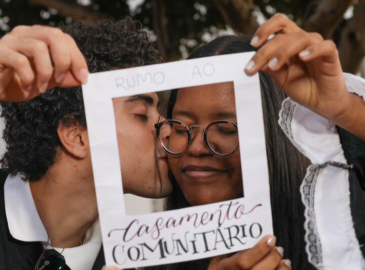 Casamento comunitário une gerações para celebrar o amor gratuito