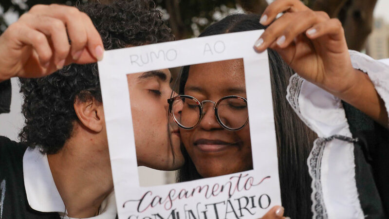 Casamento comunitário une gerações para celebrar o amor gratuito