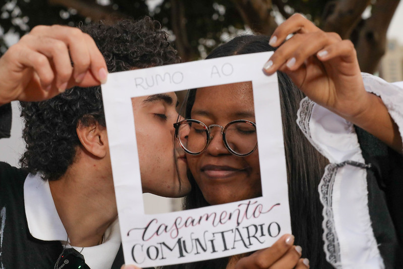 Casamento comunitário une gerações para celebrar o amor gratuito