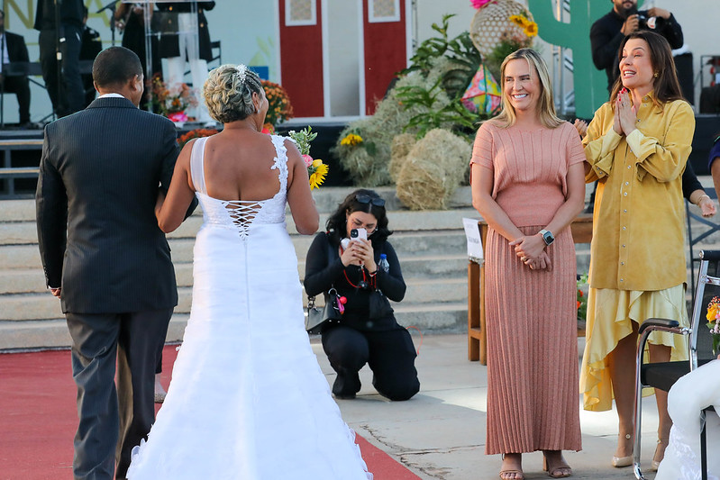 A vice-governadora Celina Leão e a secretária Marcela Passamani celebram a alegria dos noivos no Casamento Comunitário 