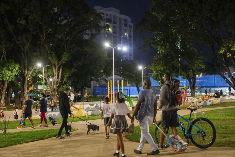 Mais de R$ 235 mil foram investidos na iluminação pública do Parque Sul, em Águas Claras, melhorando a segurança e a visibilidade dos usuários no período noturno | Fotos: Joel Rodrigues/Agência Brasília