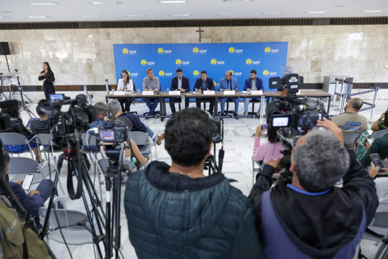 “Gostaria de ressaltar e tranquilizar a população no sentido de baixa transmissibilidade entre humanos", disse o secretário de Saúde, Juracy Lacerda, durante entrevista coletiva no Palácio do Buriti | Fotos: Tony Oliveira/Agência Brasília
