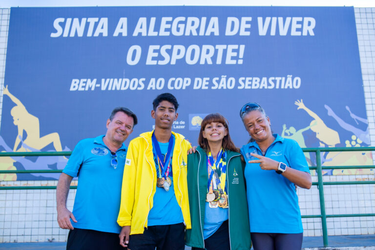 Os alunos da rede pública Vitor Hugo e Juliana com os técnicos Alexandre e Lucimar – incentivo dos técnicos foi fundamental para a conquista da Bolsa A​tleta pelos esportistas | Fotos: André Amendoeira/SEEDF