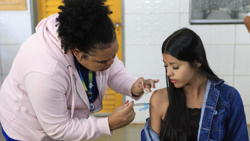 Jovens de 15 a 19 anos podem se vacinar contra o HPV