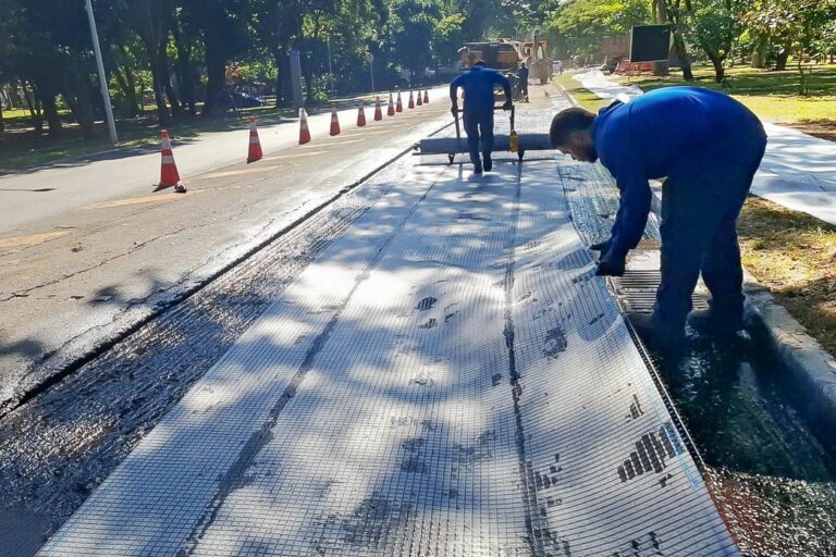 A geogrelha é instalada entre as camadas do pavimento e atua como uma espécie de armadura para o asfalto | Foto: Divulgação/Novacap