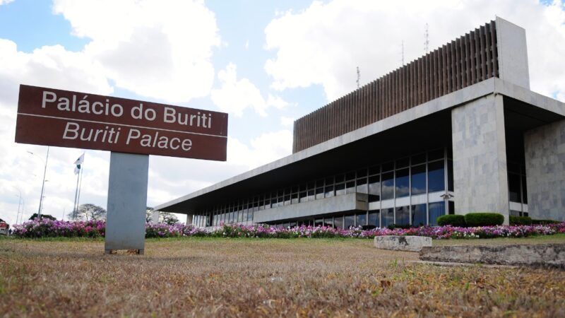 Ibaneis Rocha propõe terreno para sede da Fundação Athos Bulcão em Brasília