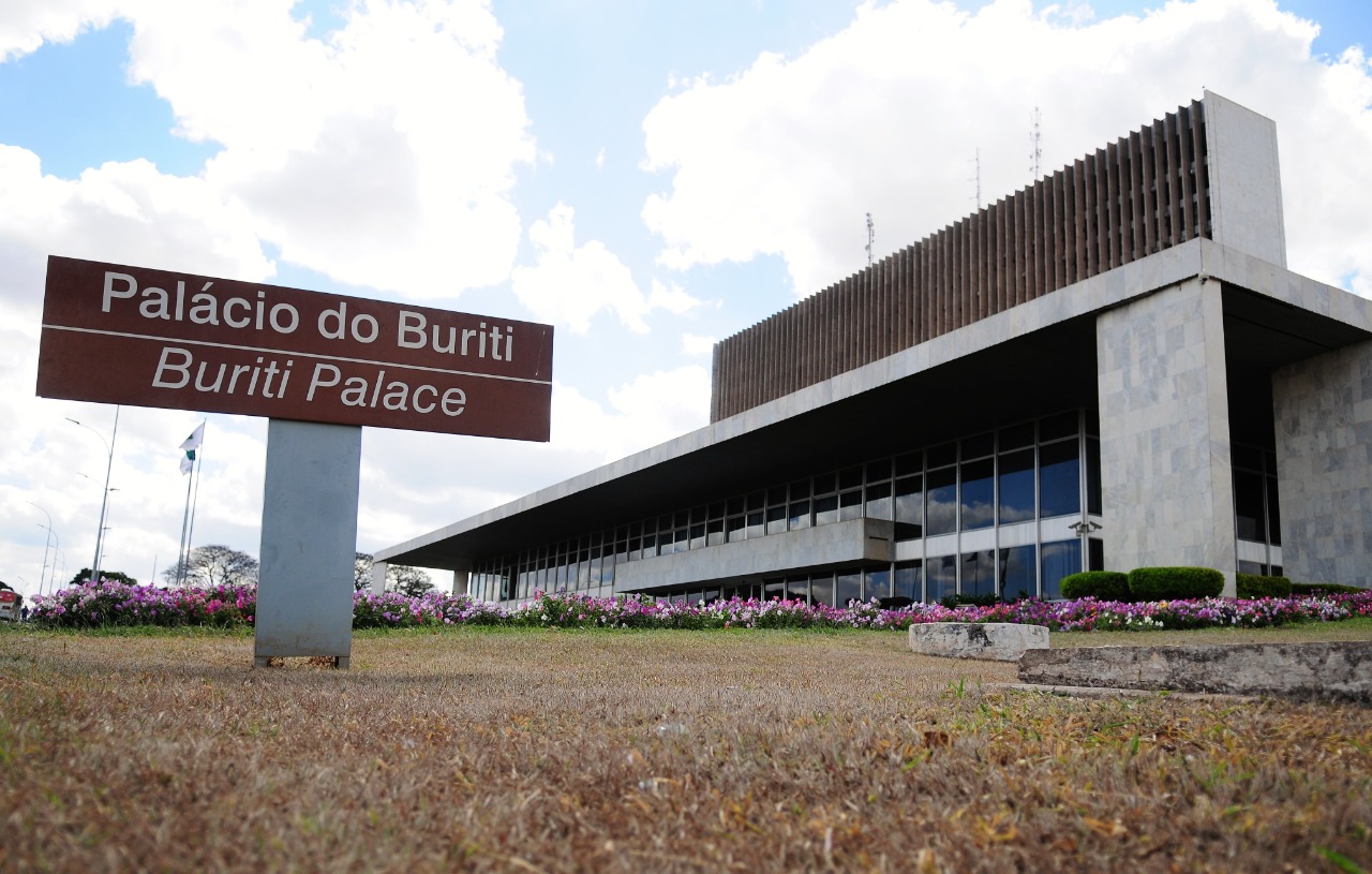 Ibaneis Rocha propõe terreno para sede da Fundação Athos Bulcão em Brasília