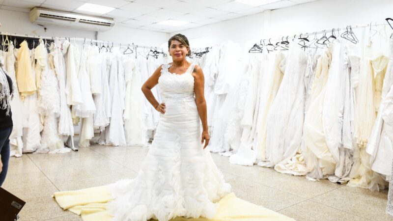 Noivos escolhem trajes na contagem regressiva para o sim!