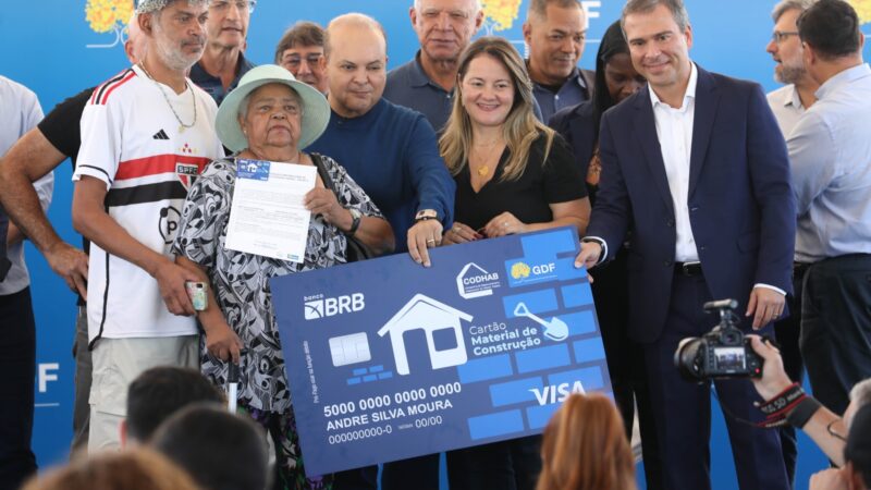 Famílias recebem lotes, projetos e apoio para o sonho da casa própria