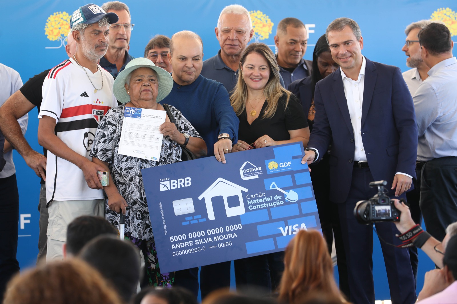 Famílias recebem lotes, projetos e apoio para o sonho da casa própria