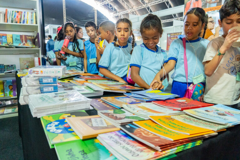 Como forma de estimular o hábito de ler, alunos participam de sessões de leitura coletiva no evento | Fotos: André Amendoeira/SEEDF