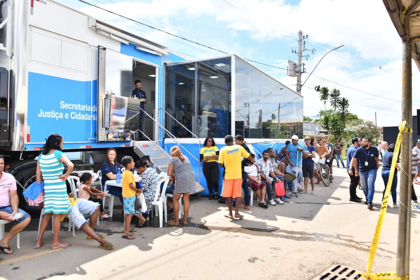 Carreta do Na Hora atende mais de 200 pessoas com serviços gratuitos!