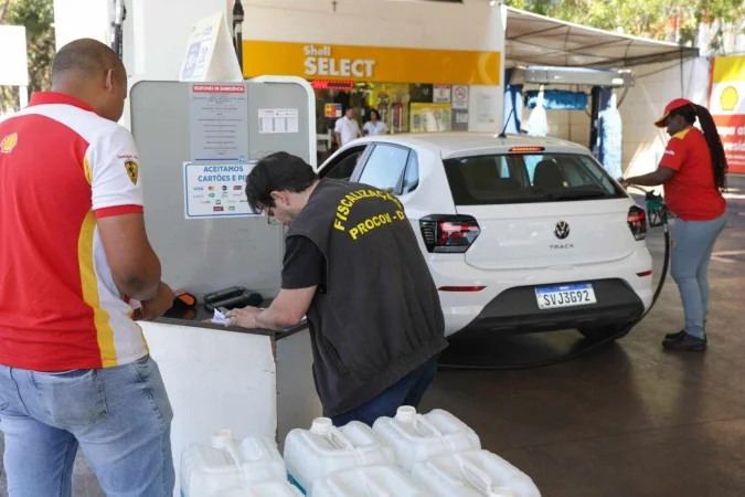 Procon notifica 56 postos por aumento injustificado no preço!