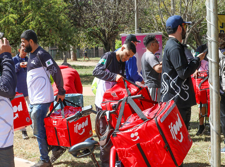 Ciclistas de delivery do DF recebem treinamento inédito