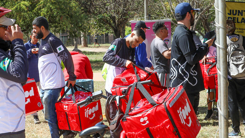 Ciclistas de delivery do DF recebem treinamento inédito