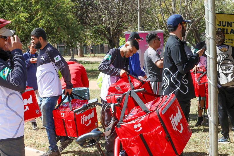 Ciclistas de delivery do DF recebem treinamento inédito