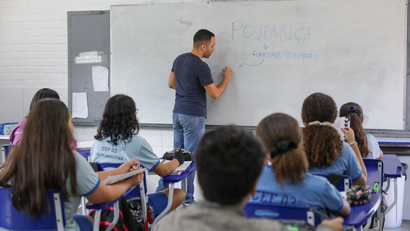 Alunos do DF aprendem a lidar com dinheiro na prática e tiram boas notas