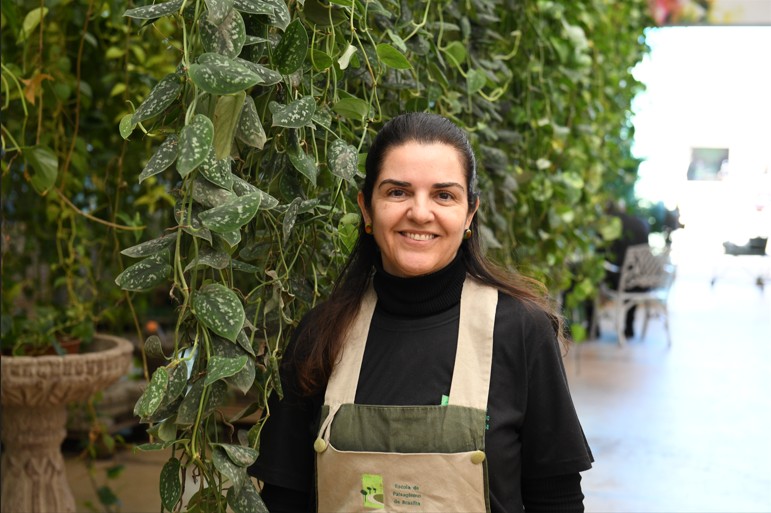 Simone Ribeiro, coordenadora da Escola de Paisagismo de Brasília: “Trabalhar com plantas é terapêutico e promove conforto emocional. Muitas vezes, cuidar de um vaso em casa gera grande impacto na qualidade de vida das pessoas idosas” | Fotos: Jhonatan Vieira/Sejus-DF