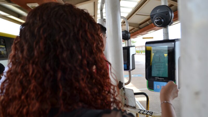 Pagamento digital no transporte público do DF completa 1 ano