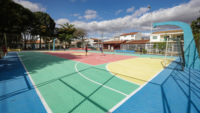 Praças e quadras esportivas passam por manutenção para a comunidade!
