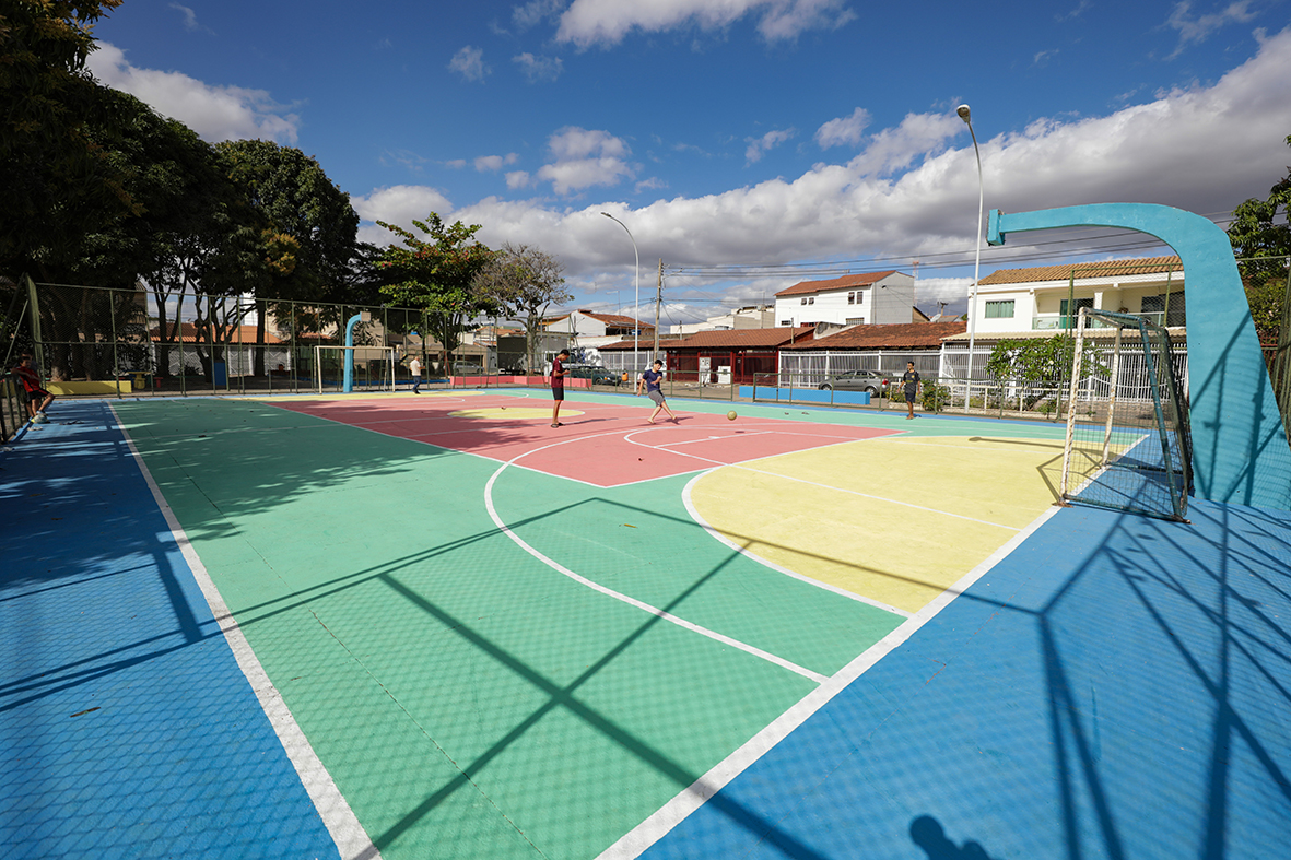 Praças e quadras esportivas passam por manutenção para a comunidade!