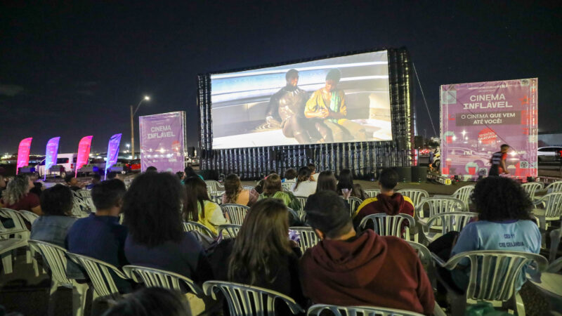 Cinema gratuito a céu aberto já atraiu mais de 6 mil pessoas