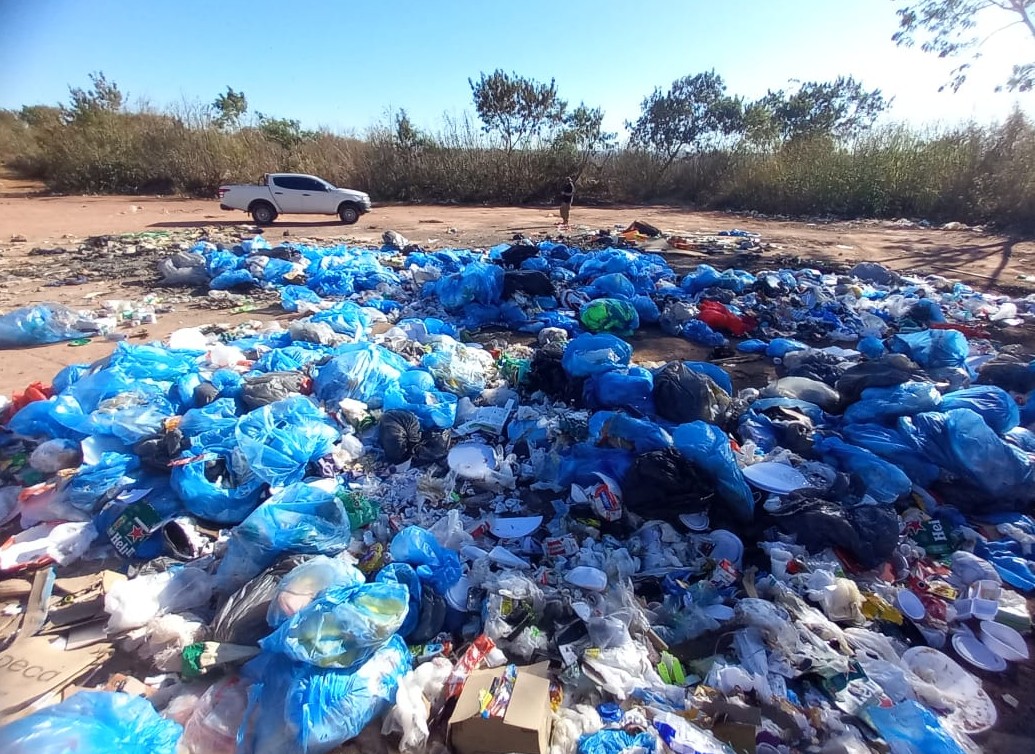Supermercados multados por descartar lixo em área de proteção
