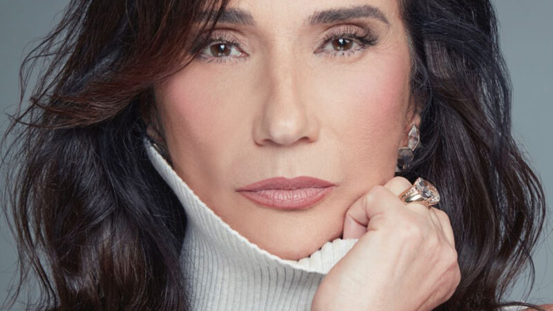 Zizi Possi chega a Brasília com show intimista “De Volta ao Começo”