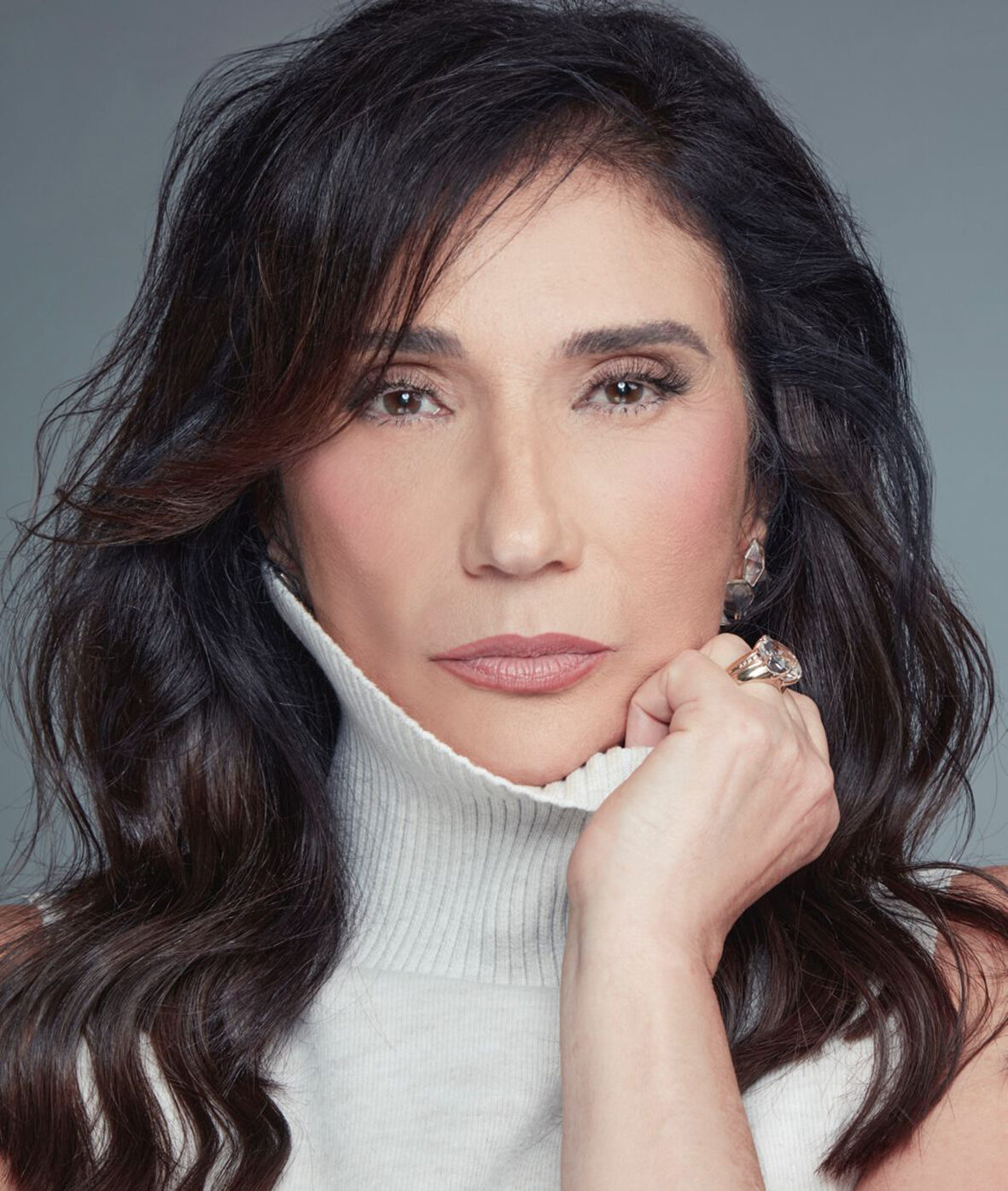 Zizi Possi chega a Brasília com show intimista “De Volta ao Começo”