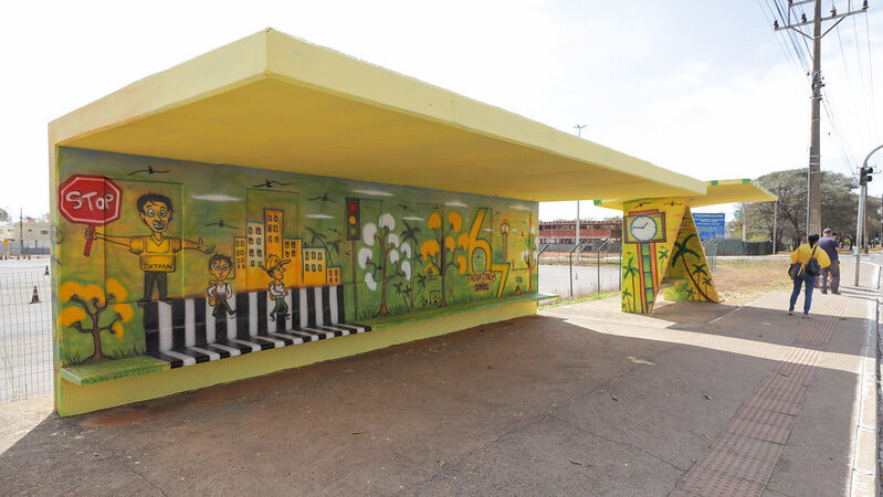 Paradas de ônibus no Pistão Norte ganham arte e cor