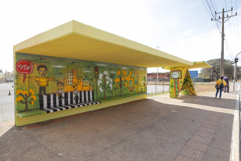 Paradas de ônibus no Pistão Norte ganham arte e cor