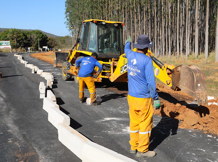 Estrada para escola em Arapoanga é asfaltada