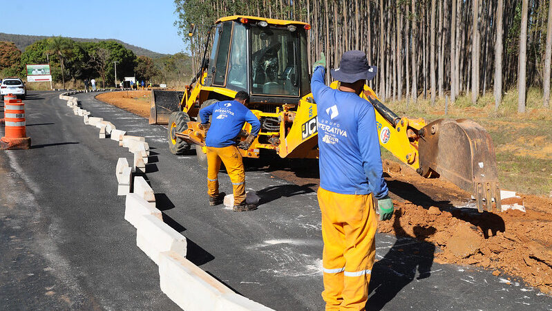 Estrada para escola em Arapoanga é asfaltada
