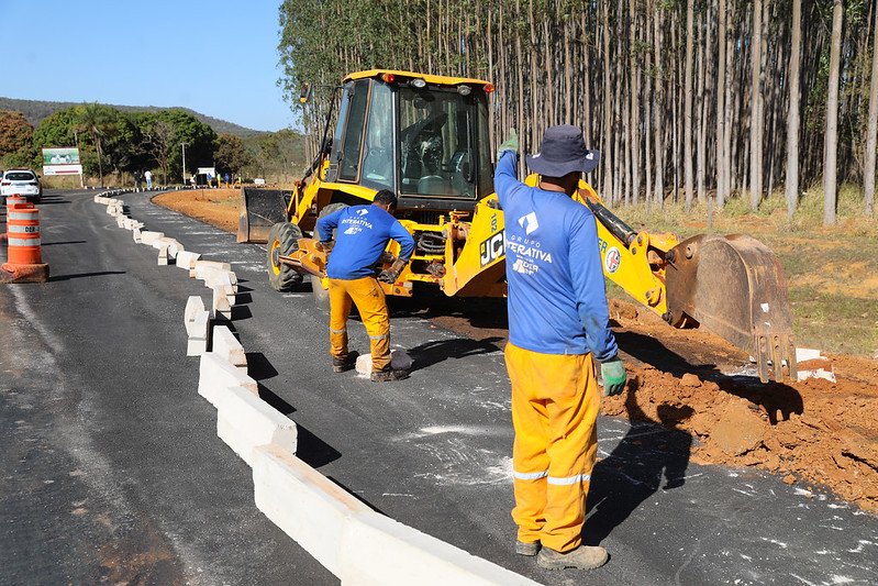 Estrada para escola em Arapoanga é asfaltada