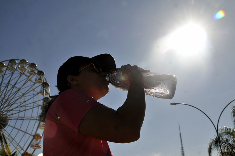 Cuidados essenciais para a pele e a saúde durante a seca no DF