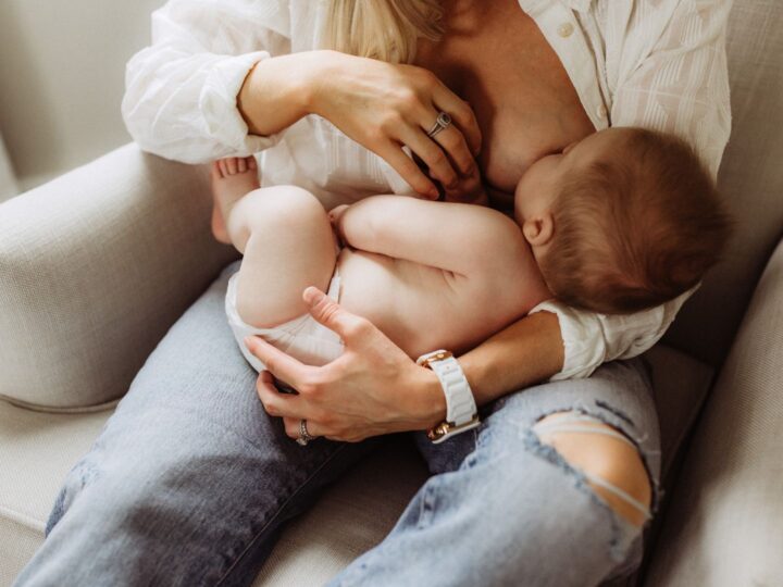 Entenda a importância da amamentação para mães e bebês