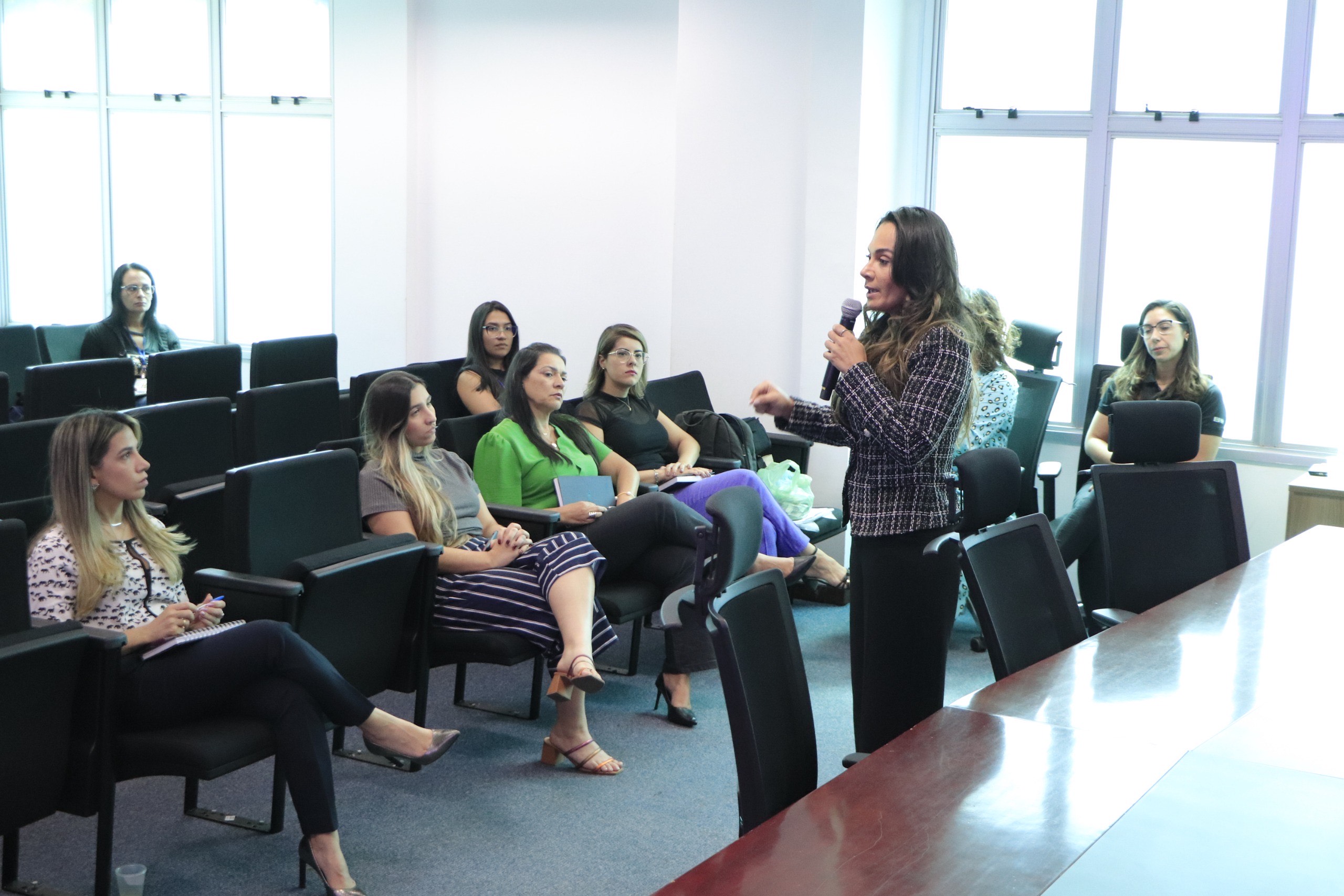 Servidores certificados em programa contra violência à mulher