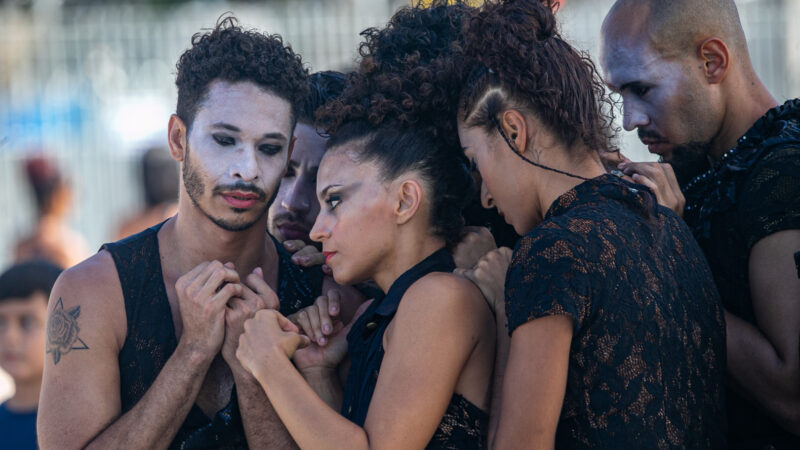 Performance gratuita de dança celebra a arte mambembe em Brasília