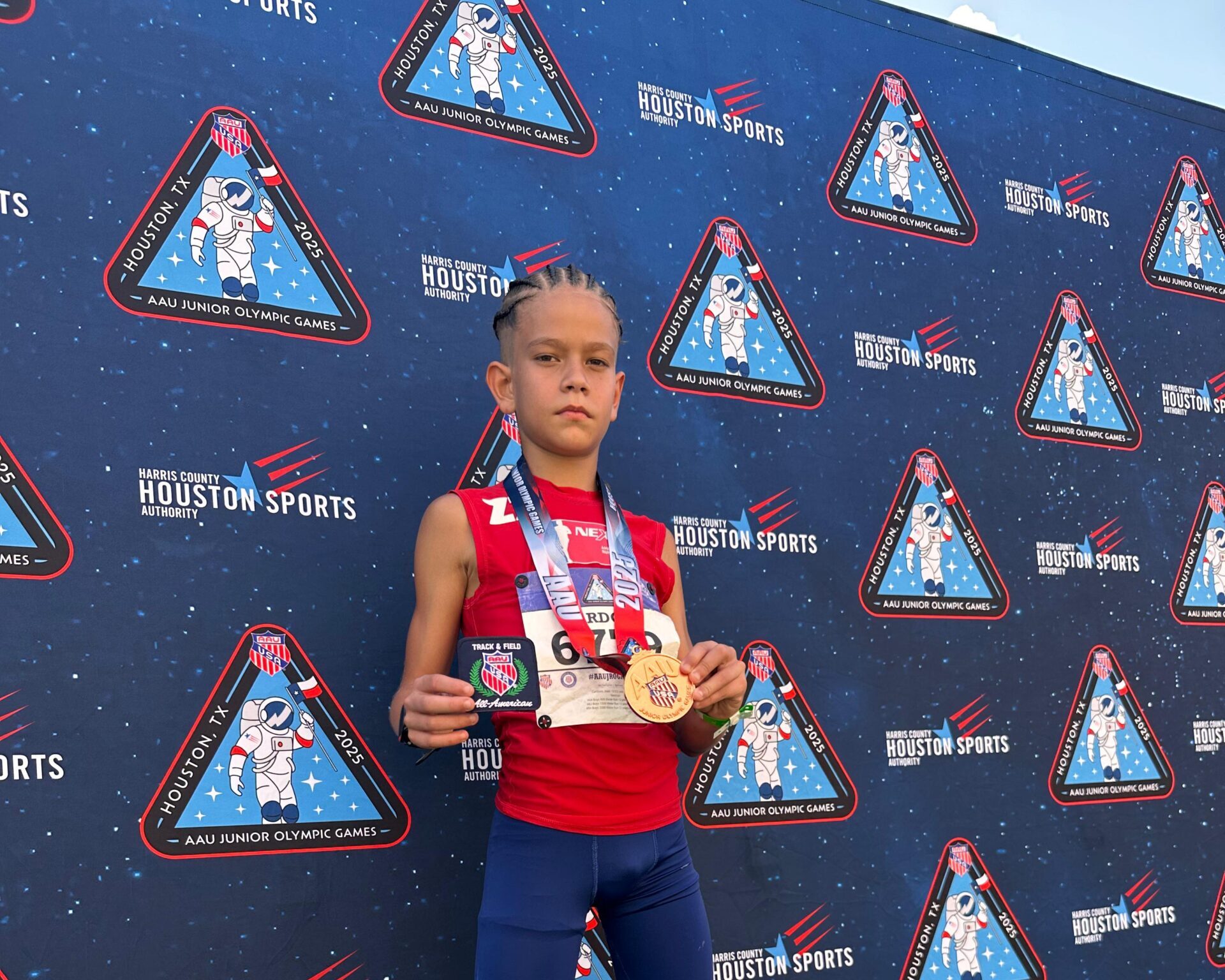 Brasiliense de 12 anos brilha em torneio de atletismo nos EUA