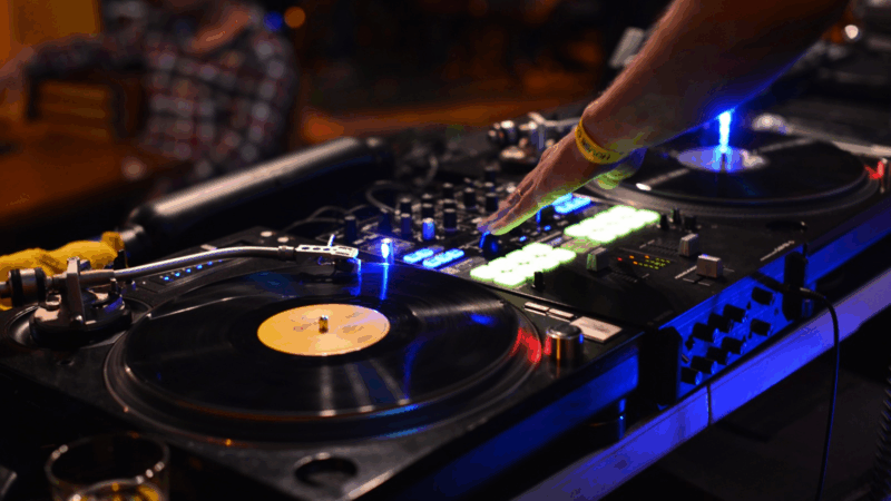 Música, vinil e boa comida: Quituart recebe o Club do Vinil BSB